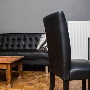Zimmer mit Kingsize-Bett